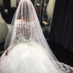 Precioso vestido de novia con apliques de tul, escote redondo, mangas largas y cristales
