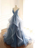 Magnifique robe de bal bleu foncé à fines bretelles et décolleté en V, ornée de volants.