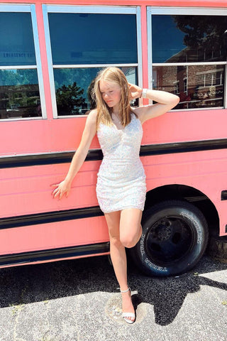 Preciosos vestidos de fiesta sin mangas con escote en V, tirantes finos y lentejuelas.