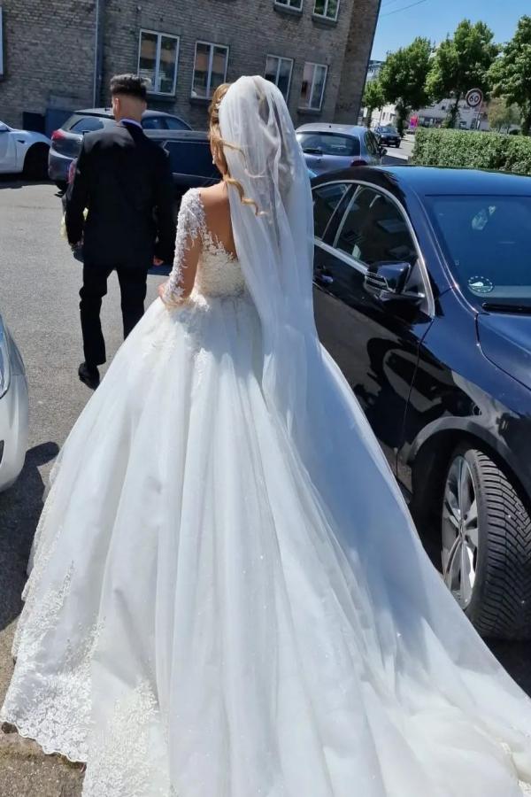 Magnifique robe de mariée blanche longue en dentelle, coupe trapèze, col en V et manches