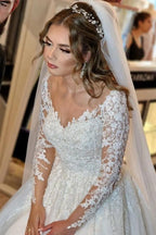 Magnifique robe de mariée blanche longue en dentelle, coupe trapèze, col en V et manches