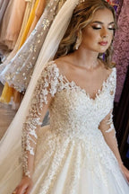 Magnifique robe de mariée blanche longue en dentelle, coupe trapèze, col en V et manches