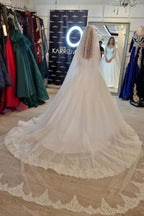 Magnifique robe de mariée blanche longue en dentelle, coupe trapèze, col en V et manches