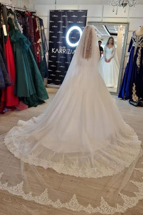 Magnifique robe de mariée blanche longue en dentelle, coupe trapèze, col en V et manches