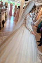 Magnifique robe de mariée blanche longue en dentelle, coupe trapèze, col en V et manches