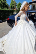 Magnifique robe de mariée blanche longue en dentelle, coupe trapèze, col en V et manches