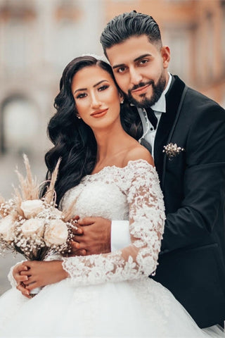 Precioso vestido de novia blanco de corte princesa con encaje, manga larga y tul floral. 