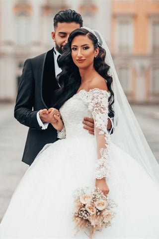 Precioso vestido de novia blanco de corte princesa con encaje, manga larga y tul floral. 