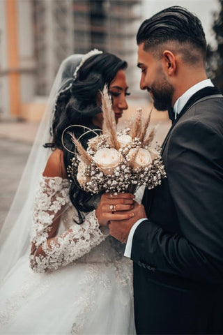 Precioso vestido de novia blanco de corte princesa con encaje, manga larga y tul floral. 