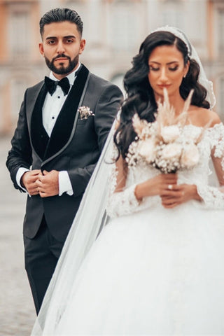 Precioso vestido de novia blanco de corte princesa con encaje, manga larga y tul floral. 