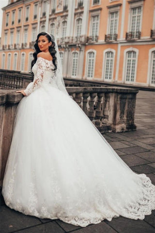Precioso vestido de novia blanco de corte princesa con encaje, manga larga y tul floral. 