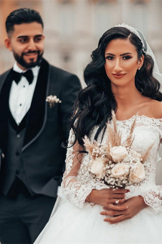 Precioso vestido de novia blanco de corte princesa con encaje, manga larga y tul floral. 