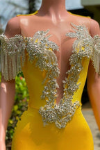 Magnifique robe de bal jaune à franges, épaules dénudées, perles et volants