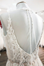Robes de mariée longues et élégantes en tulle, coupe trapèze, col en V et dos nu en dentelle