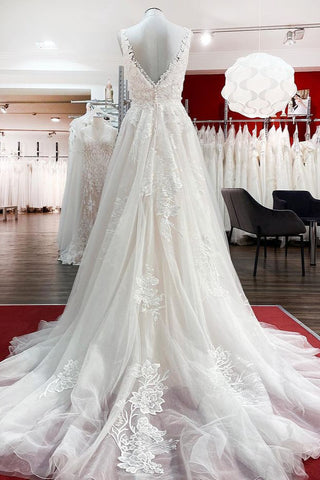 Elegantes vestidos de novia largos de corte A con tul, escote en V, espalda descubierta y encaje.