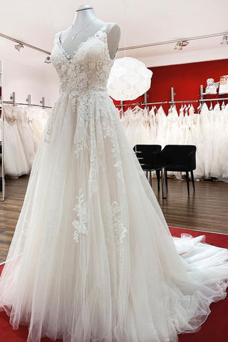 Elegantes vestidos de novia largos de corte A con tul, escote en V, espalda descubierta y encaje.