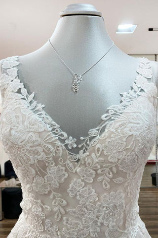 Elegantes vestidos de novia largos de corte A con tul, escote en V, espalda descubierta y encaje.