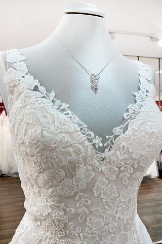 Elegantes vestidos de novia largos de corte A con tul, escote en V, espalda descubierta y encaje.