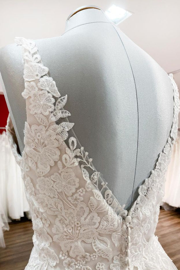 Elegantes vestidos de novia largos de corte A con tul, escote en V, espalda descubierta y encaje.