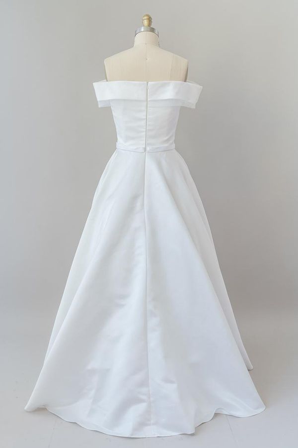 Elegante vestido de novia largo de satén con hombros descubiertos