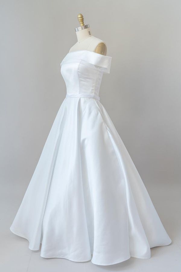 Elegante vestido de novia largo de satén con hombros descubiertos
