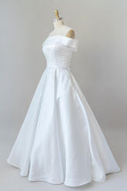Elegante vestido de novia largo de satén con hombros descubiertos