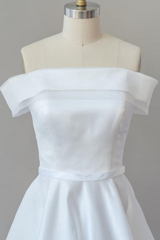 Elegante vestido de novia largo de satén con hombros descubiertos