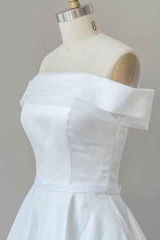 Elegante vestido de novia largo de satén con hombros descubiertos