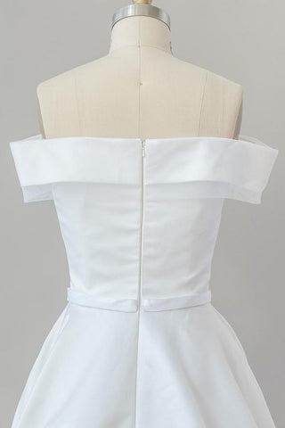 Elegante vestido de novia largo de satén con hombros descubiertos