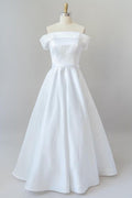 Elegante vestido de novia largo de satén con hombros descubiertos