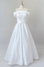 Elegante vestido de novia largo de satén con hombros descubiertos