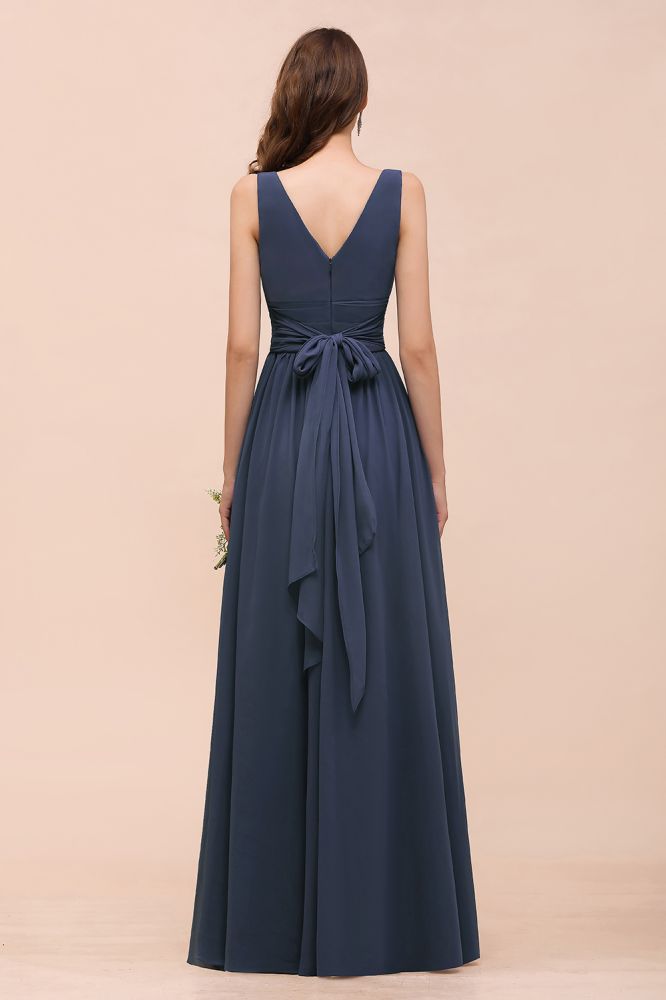 Vestido gris de dama de honor con abertura lateral, escote en V, sin mangas y largo hasta el suelo para la novia