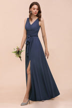 Vestido gris de dama de honor con abertura lateral, escote en V, sin mangas y largo hasta el suelo para la novia