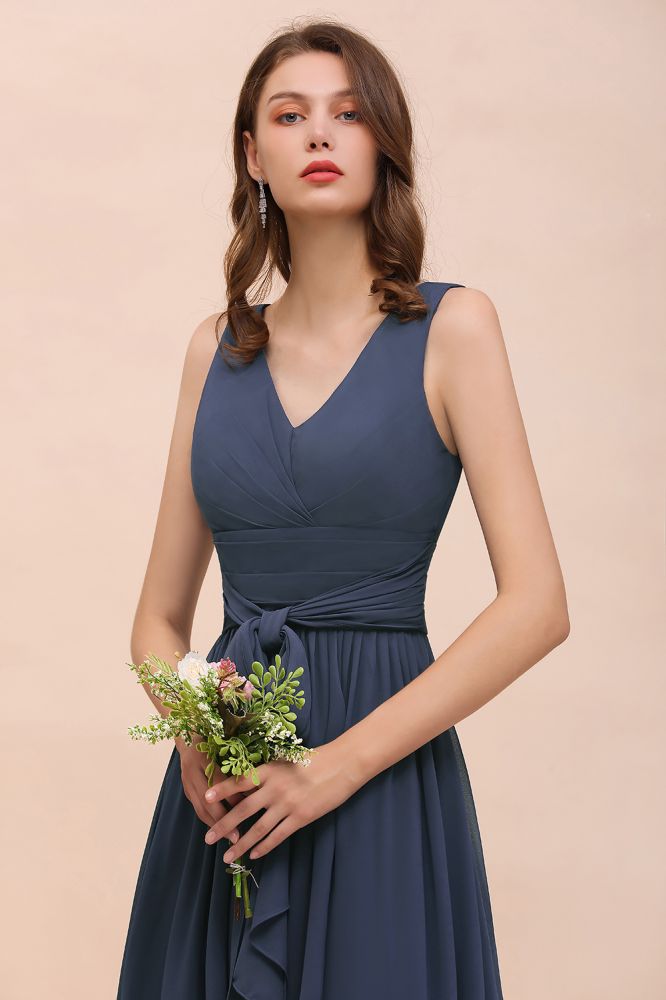 Vestido gris de dama de honor con abertura lateral, escote en V, sin mangas y largo hasta el suelo para la novia