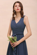 Vestido gris de dama de honor con abertura lateral, escote en V, sin mangas y largo hasta el suelo para la novia