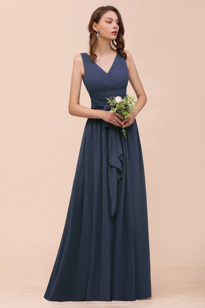 Vestido gris de dama de honor con abertura lateral, escote en V, sin mangas y largo hasta el suelo para la novia