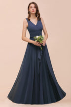 Vestido gris de dama de honor con abertura lateral, escote en V, sin mangas y largo hasta el suelo para la novia