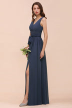 Vestido gris de dama de honor con abertura lateral, escote en V, sin mangas y largo hasta el suelo para la novia