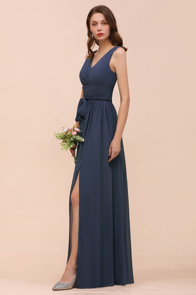 Vestido gris de dama de honor con abertura lateral, escote en V, sin mangas y largo hasta el suelo para la novia