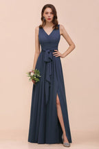 Vestido gris de dama de honor con abertura lateral, escote en V, sin mangas y largo hasta el suelo para la novia