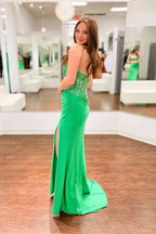 Vestido largo de fiesta rosa fucsia con corsé de encaje y escote corazón con abertura