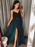 Vestido de fiesta largo verde de gasa, corte en A, escote en V, espalda descubierta y abertura.