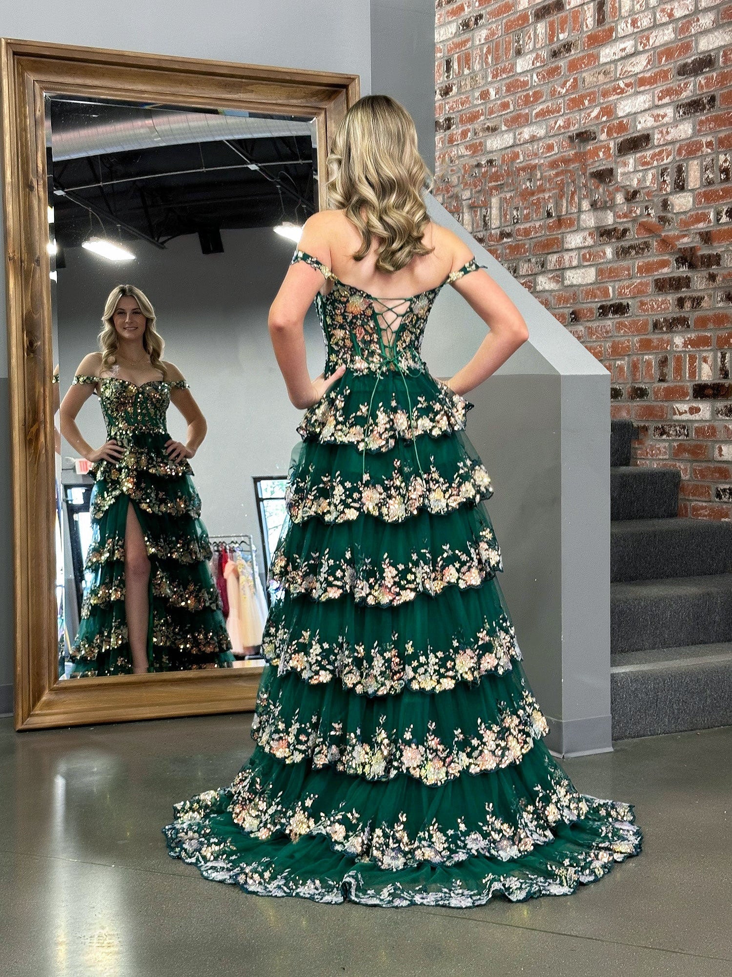Vestido de graduación tipo corsé con hombros descubiertos y volantes de encaje