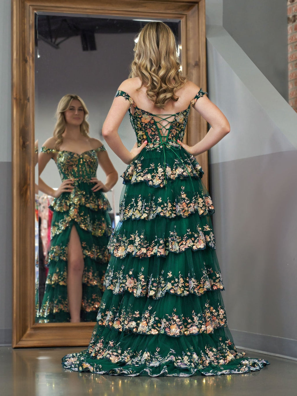 Vestido de graduación tipo corsé con hombros descubiertos y volantes de encaje