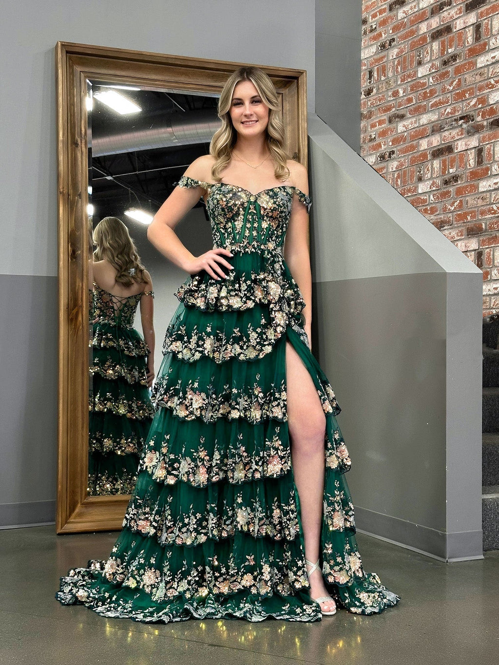 Vestido de graduación tipo corsé con hombros descubiertos y volantes de encaje