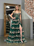 Vestido de graduación tipo corsé con hombros descubiertos y volantes de encaje
