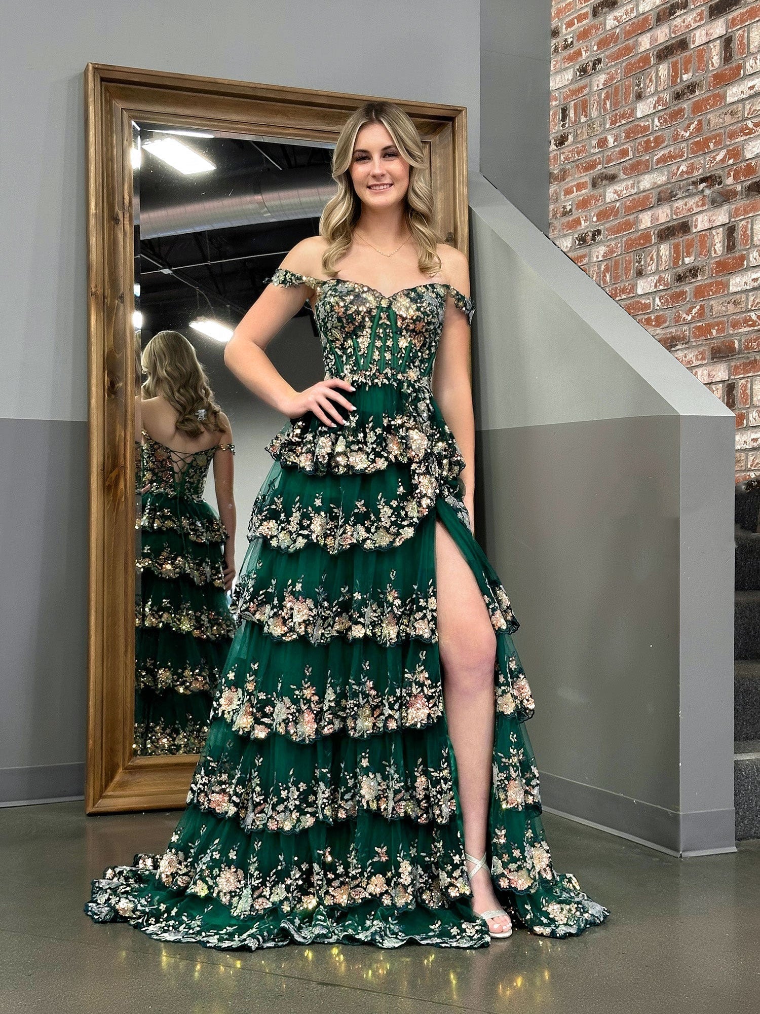 Vestido de graduación tipo corsé con hombros descubiertos y volantes de encaje