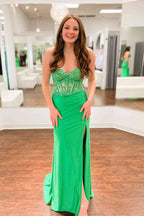 Vestido largo de fiesta rosa fucsia con corsé de encaje y escote corazón con abertura