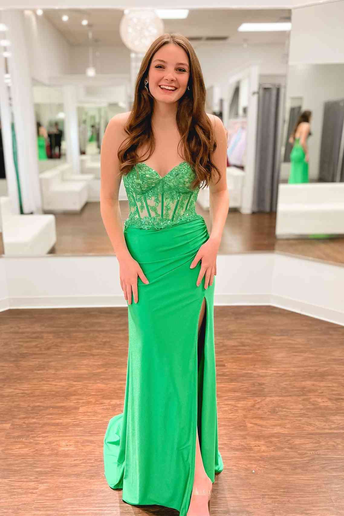 Vestido largo de fiesta rosa fucsia con corsé de encaje y escote corazón con abertura