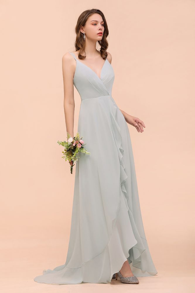 Vestido gris de dama de honor con tirantes finos, escote en V y volantes, ideal para bodas en la playa o fiestas.